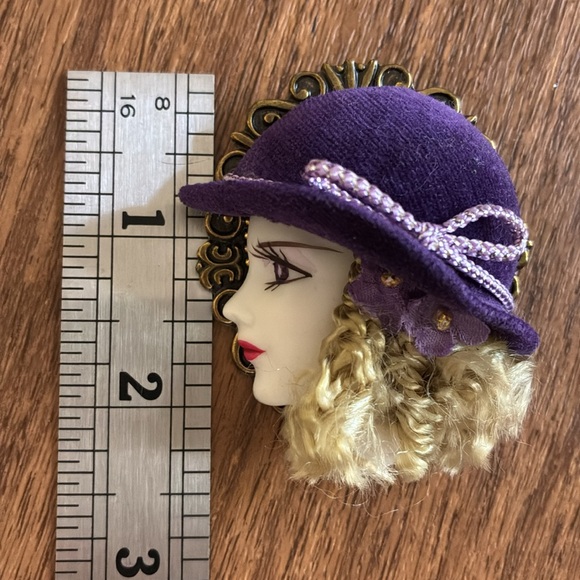 Vintage 1980’s Hand Crafted Brooch - Lady in Purple Hat - Picture 5 of 6